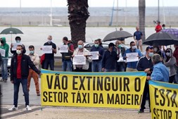 Taxistas madeirenses manifestam-se contra projeto de adaptação da 'lei da Uber'