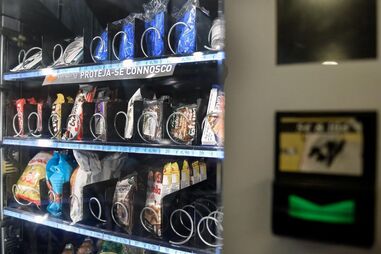 Máscaras, luvas e gel já estão à venda nas máquinas dentro das estações de Metro