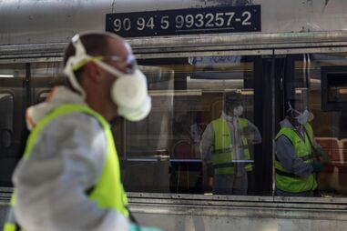 Desinfeção dos Comboios da CP no Cais do Sodré, em Lisboa