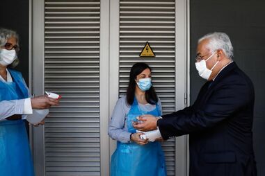 António Costa visita escola secundária em vésperas de reabertura