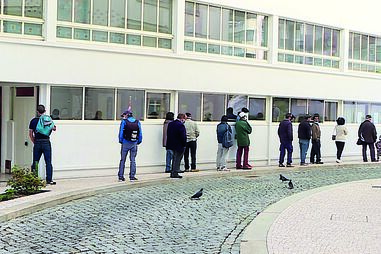 Fila nas traseiras da igreja do Marquês com pessoas que esperam por alimentos 