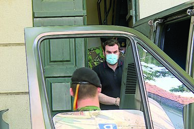 Sérgio Ribeiro a sair algemado do Tribunal de Guimarães, terça-feira à tarde, depois de ter sido ouvido pelo juiz de instrução criminal  