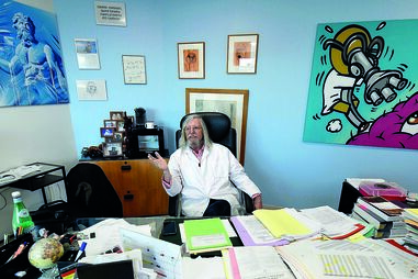 Didier Raoult é um microbiologista francês de 68 anos