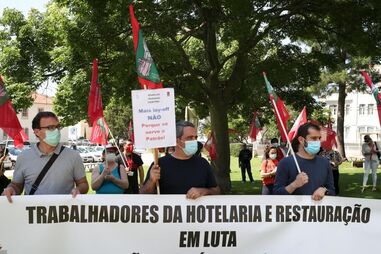 Trabalhadores da restauração e turismo manifestam-se à porta do Ministério do Trabalho