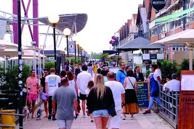Milhares de portugueses têm aproveitado o bom tempo nas esplanadas