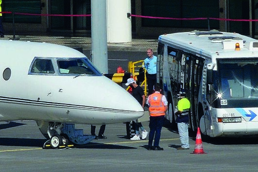Cristiano Ronaldo, ontem, de máscara, a deixar o Aeroporto do Funchal