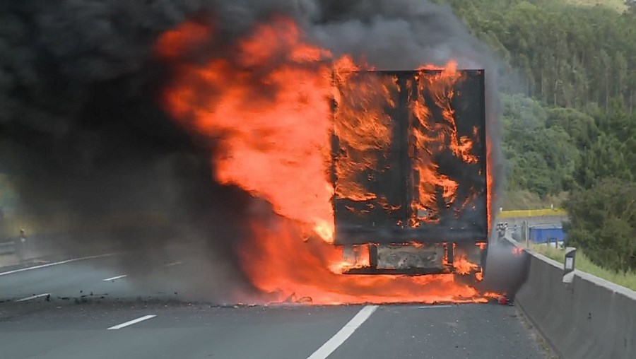 Circulação na A8 em Loures mantém-se numa só via após ...