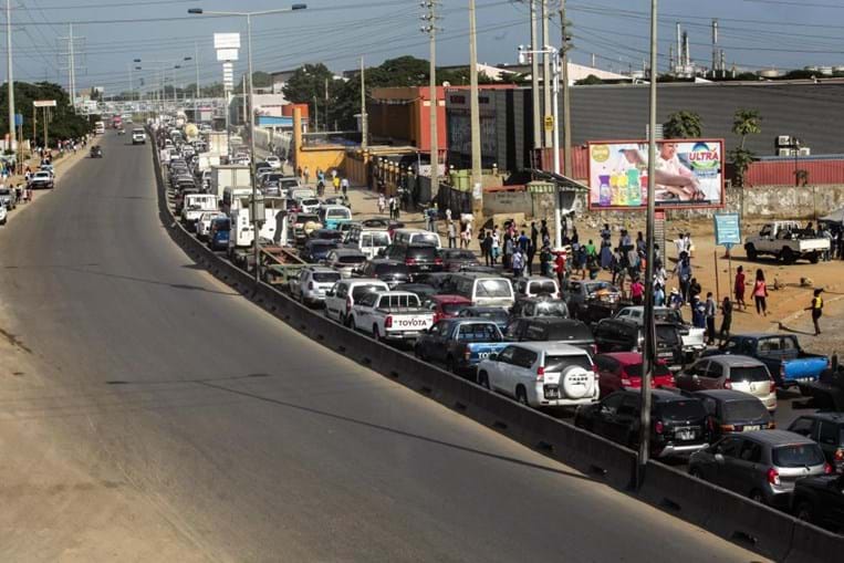 A Quarentena De Luanda Com Trânsito Muita Gente E Pouco Distanciamento Mundo Correio Da Manhã 