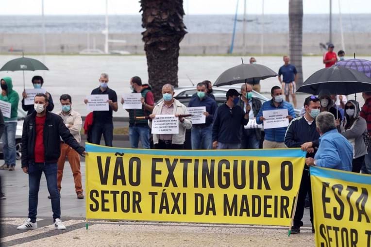 Taxistas madeirenses manifestam-se contra projeto de adaptação da 'lei da Uber'