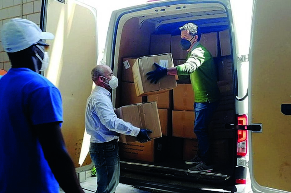 Entregue material de proteção individual como máscaras e luvas       