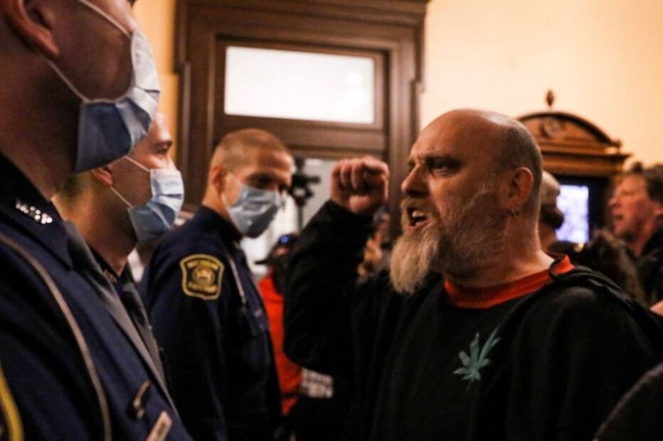 Grupo armado invadiu Capitólio nos EUA contra o confinamento