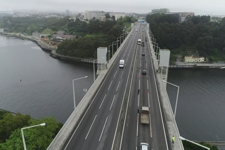 Imagens de drone mostram fiscalizações da PSP na Ponte da Arrábida no Porto		