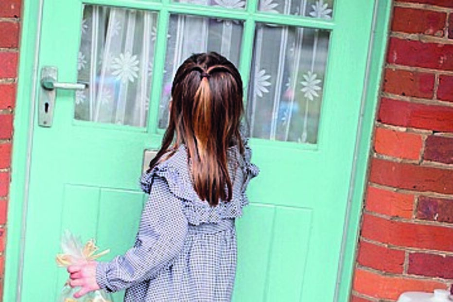 Princesa Charlotte ajuda a preparar refeições para idosos no 5º aniversário