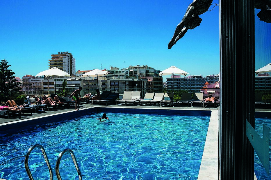 Número de espreguiçadeiras vai ser drasticamente reduzido nas piscinas dos hotéis