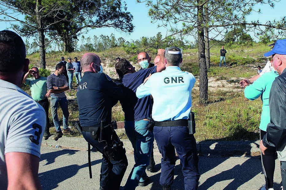 Momentos de tensão com a GNR vividos durante o protesto contra a onda de vandalismo na praia da Leirosa, Figueira da Foz