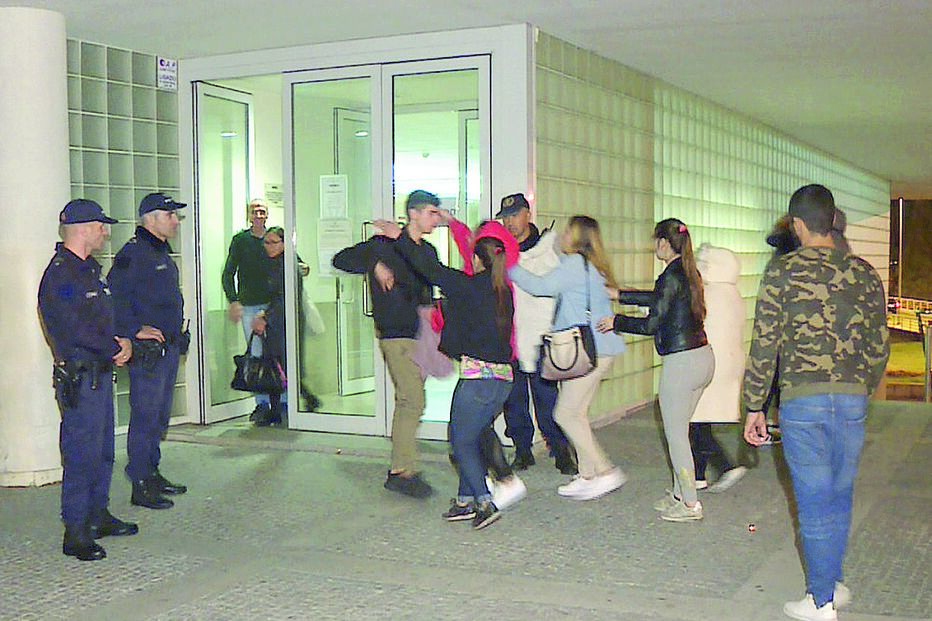 Os três arguidos, que estão em liberdade, respondem por tráfico de estupefacientes, coação e sequestro agravado 