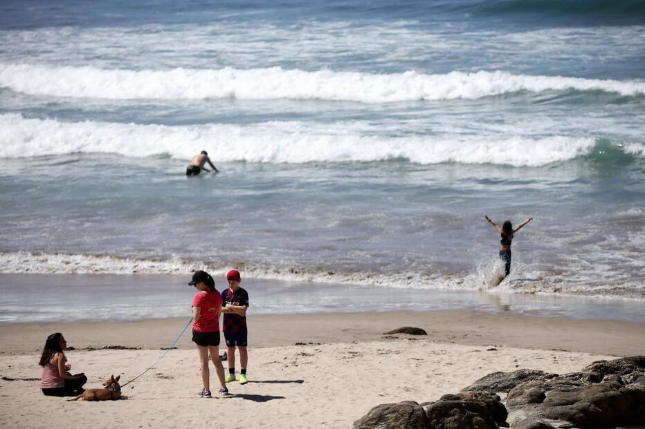 Pessoas na praia em Matosinhos