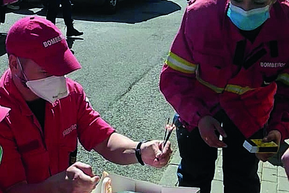 Bombeiros de Santarém cantam os ‘parabéns’ a filha de colegas