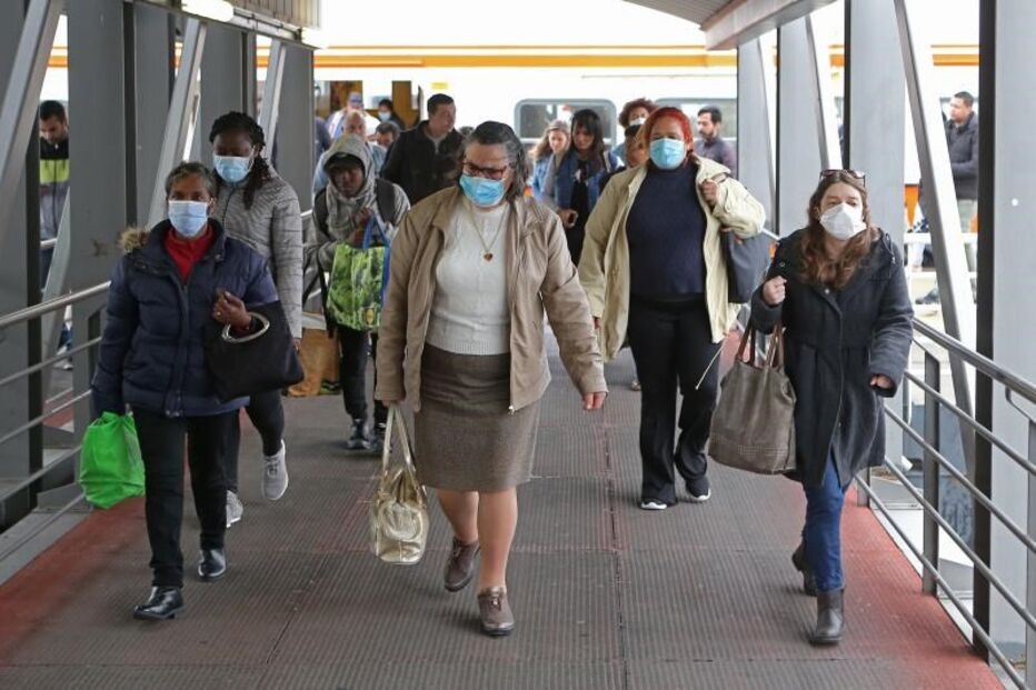 Passageiros da Transtejo desembarcam no Cais do Sodré, em Lisboa