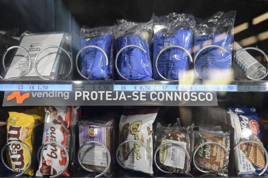 Máscaras, luvas e gel já estão à venda nas máquinas dentro das estações de Metro