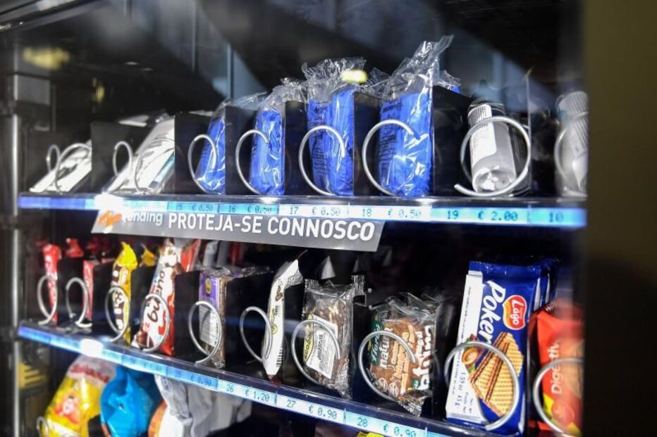 Máscaras, luvas e gel já estão à venda nas máquinas dentro das estações de Metro