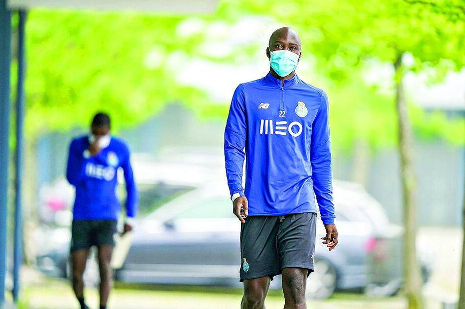 Danilo a caminho do treino 