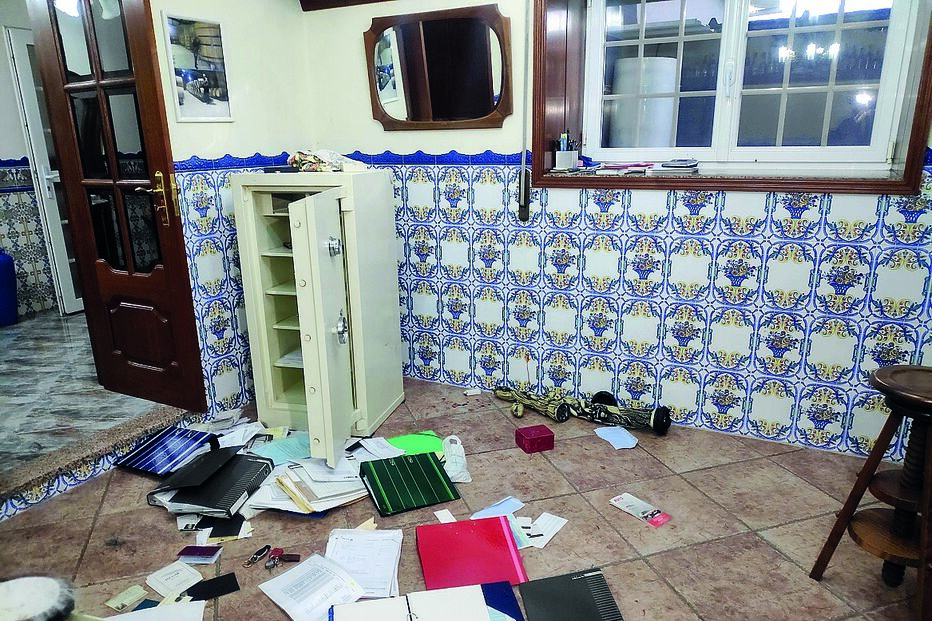 Grupo violento deixou casa com danos avultados e fugiu com milhares de euros que estavam neste cofre 