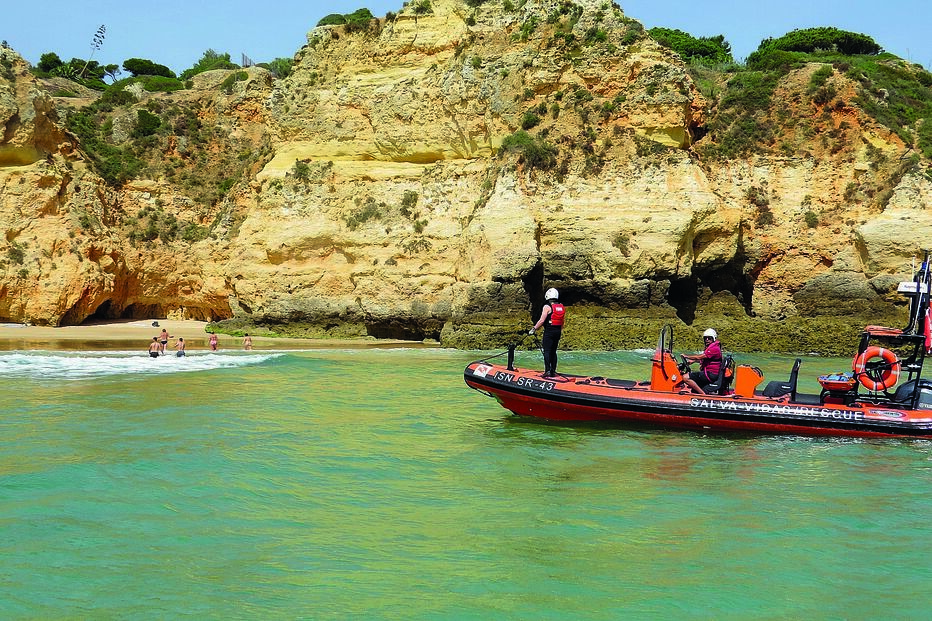 Salva-vidas de Ferragudo participou em ações de fiscalização no Algarve para alertar os banhistas que se encontravam em praias isoladas