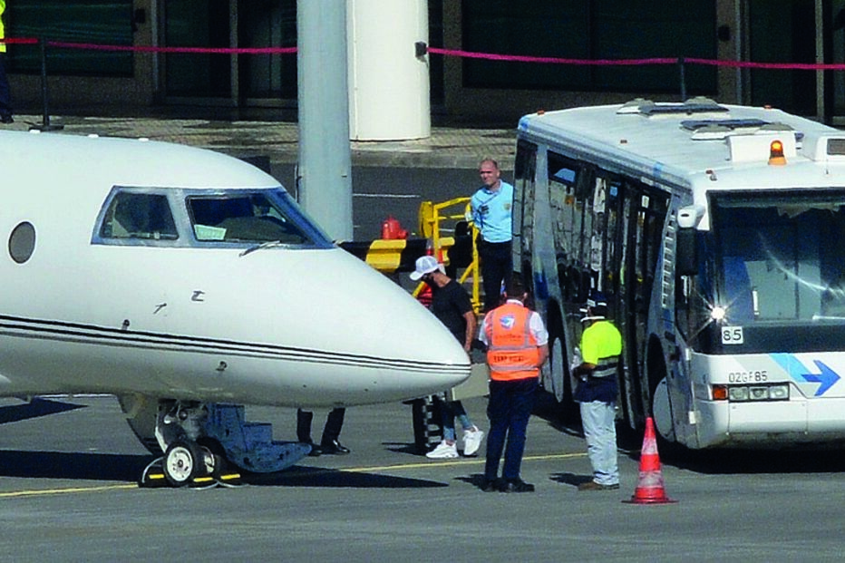 Cristiano Ronaldo, ontem, de máscara, a deixar o Aeroporto do Funchal