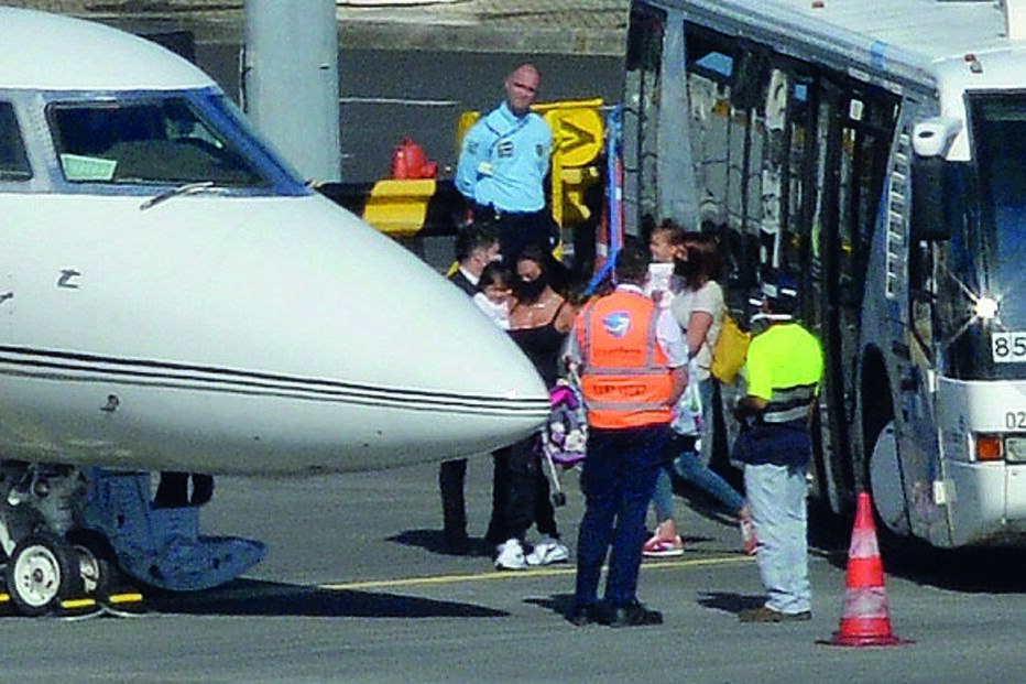 Georgina Rodríguez a entrar no jato, junto dos quatro filhos do craque 