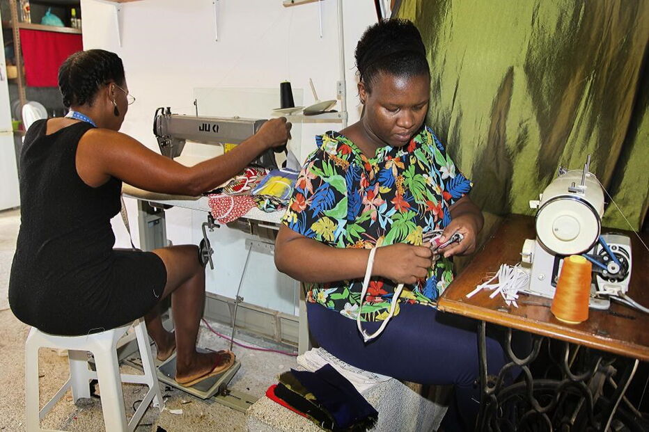 Máscaras artesanais para combate ao coronavírus promovem panos tradicionais em Cabo Verde