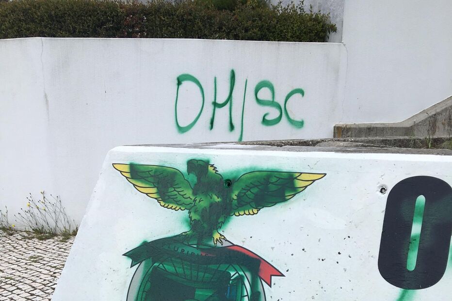 Rotunda com figuras históricas do Benfica junto ao Estádio da Luz vandalizada com pinturas ligadas ao Sporting