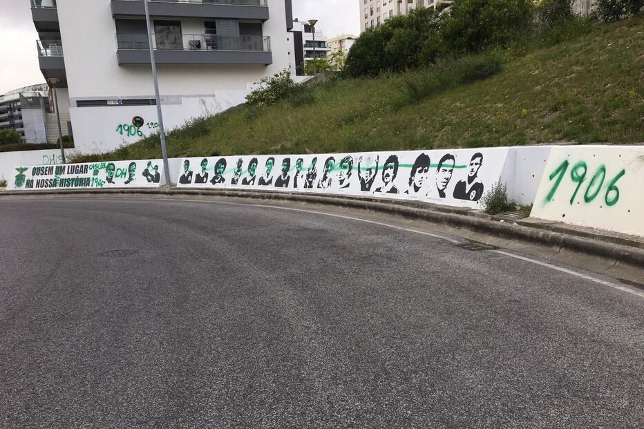 Rotunda com figuras históricas do Benfica junto ao Estádio da Luz vandalizada com pinturas ligadas ao Sporting