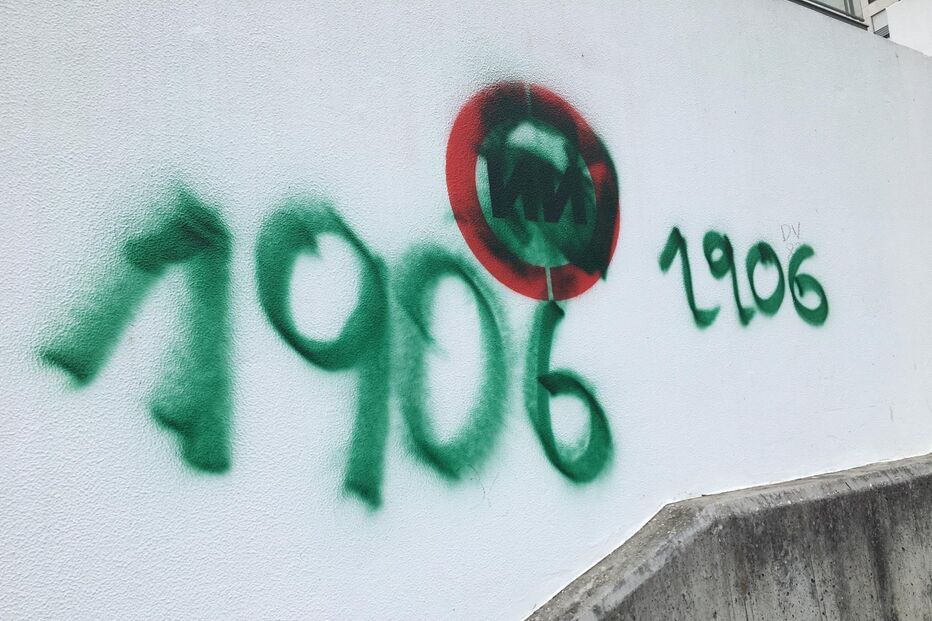 Rotunda com figuras históricas do Benfica junto ao Estádio da Luz vandalizada com pinturas ligadas ao Sporting