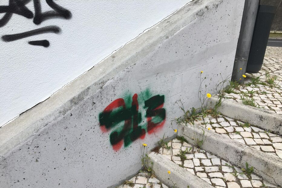 Rotunda com figuras históricas do Benfica junto ao Estádio da Luz vandalizada com pinturas ligadas ao Sporting