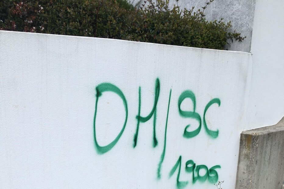 Rotunda com figuras históricas do Benfica junto ao Estádio da Luz vandalizada com pinturas ligadas ao Sporting
