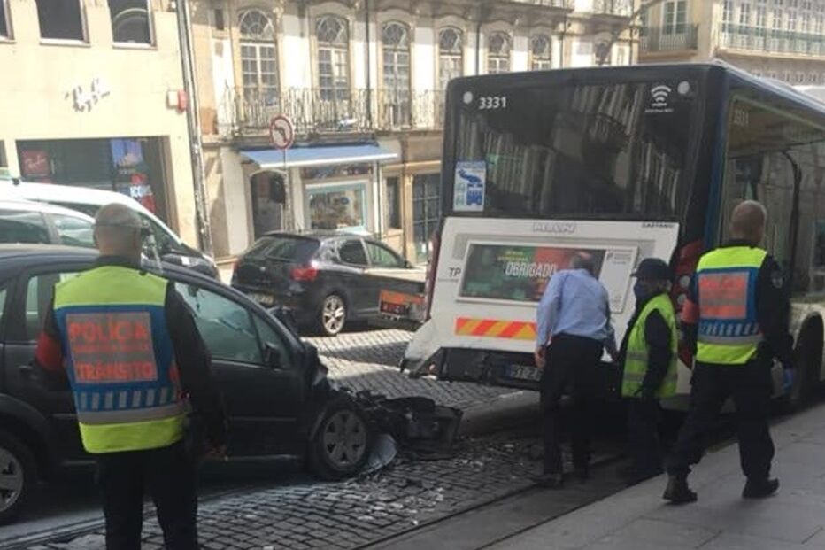 Carro colide contra autocarro da STCP no centro do Porto