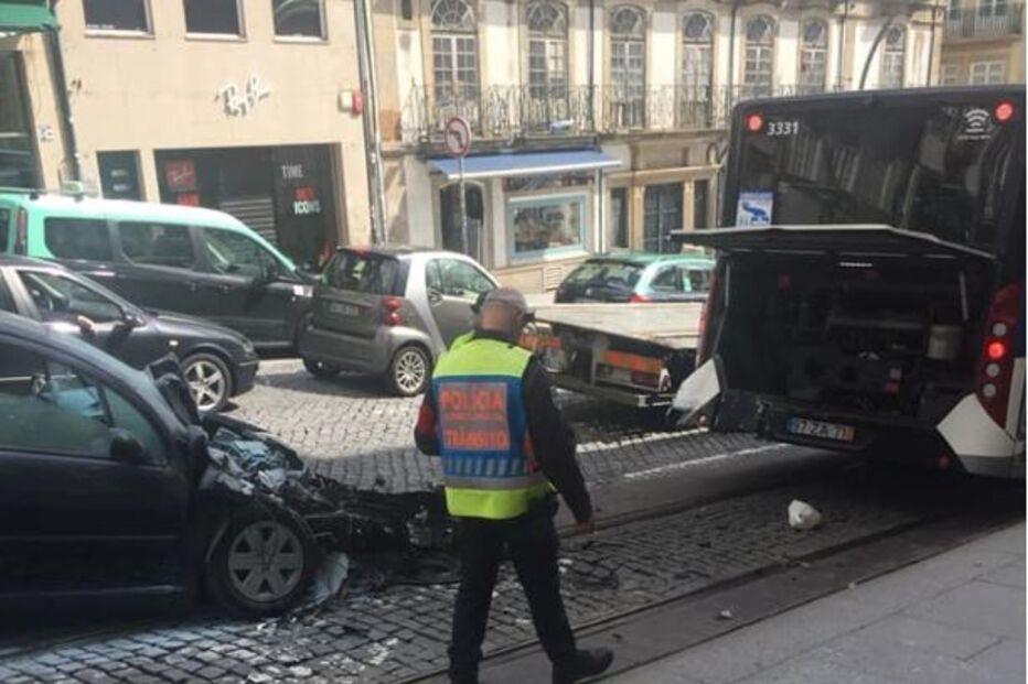 Carro colide contra autocarro da STCP no centro do Porto