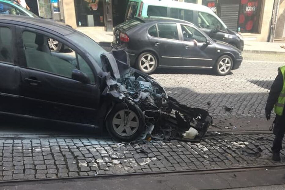 Carro colide contra autocarro da STCP no centro do Porto
