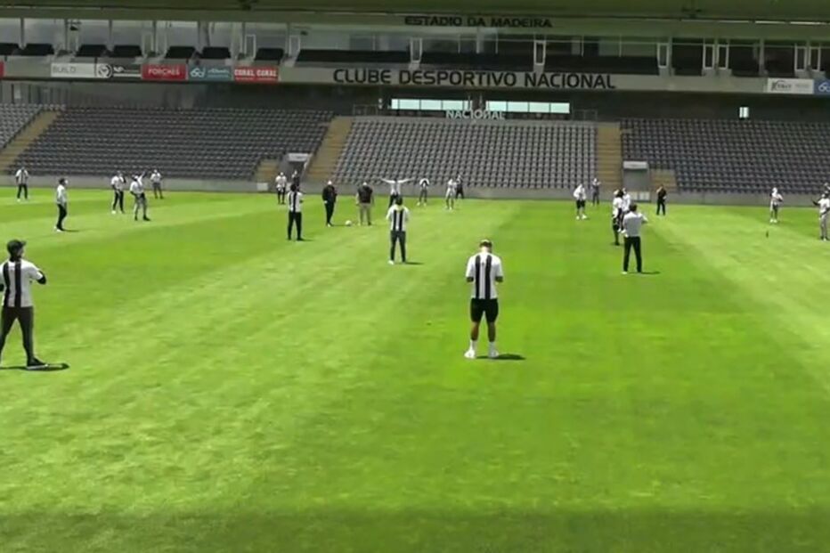 Nacional festeja regresso à I Liga com comemoração insólita no relvado do Estádio da Madeira