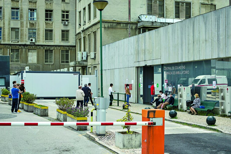 Desde segunda-feira que há hospitais que retomaram as consultas e exames, o que tem motivado filas de utentes à porta das unidades, enquanto aguardam a vez para serem atendidos      