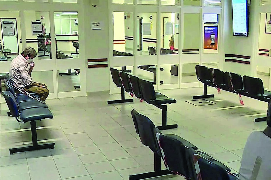 Utentes aguardam por consulta: os bancos das salas de espera têm fitas para garantir distanciamento 