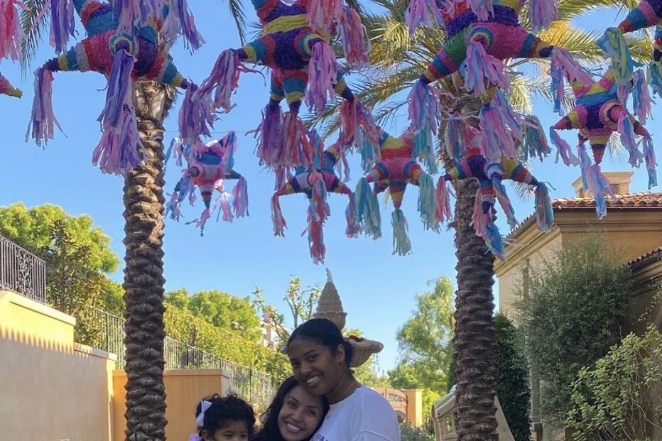 Vanessa e as filhas no dia do seu aniversário