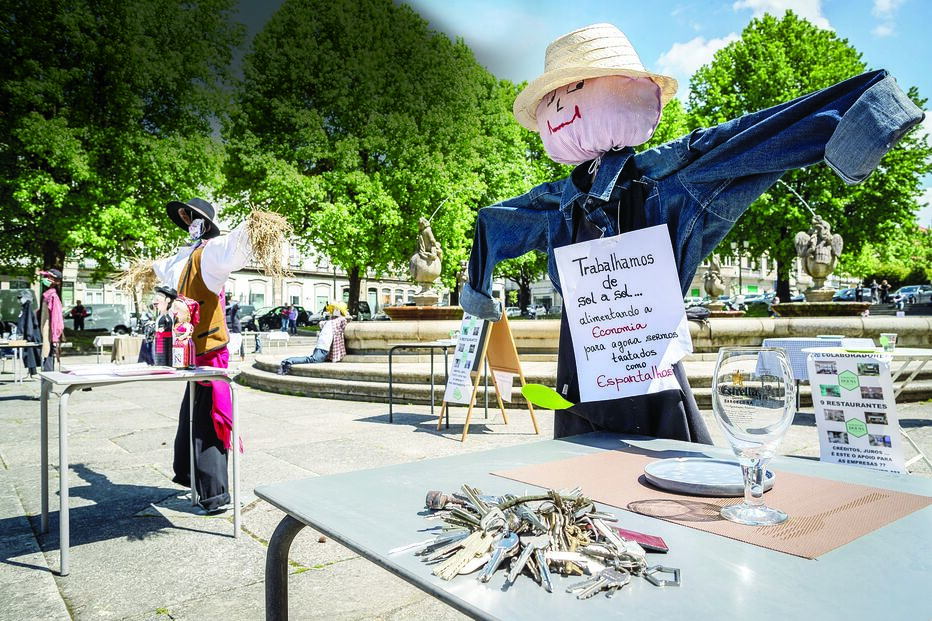Restaurantes de Braga fizeram ontem um protesto com mesas vazias, espantalhos e imitações de sacos de cadáveres, reclamando mais apoios para o setor 