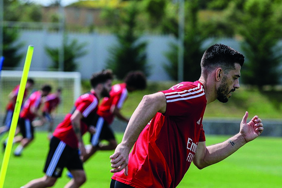 Pizzi em primeiro plano, no decorrer dos treinos individualizados da equipa do Benfica, a decorrer no Seixal