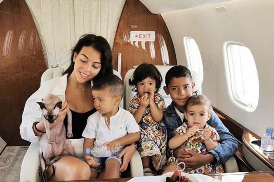 Georgina com os filhos e o gato