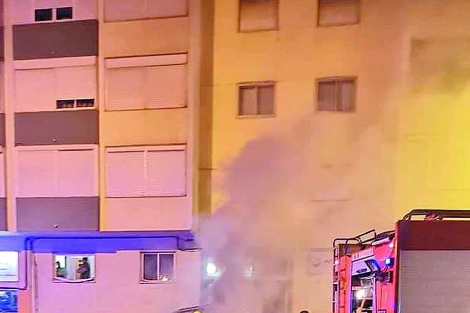 Suspeito, de 36 anos, lançou fogo a dois carros nos dias 4 e 9 de abril, na Amadora