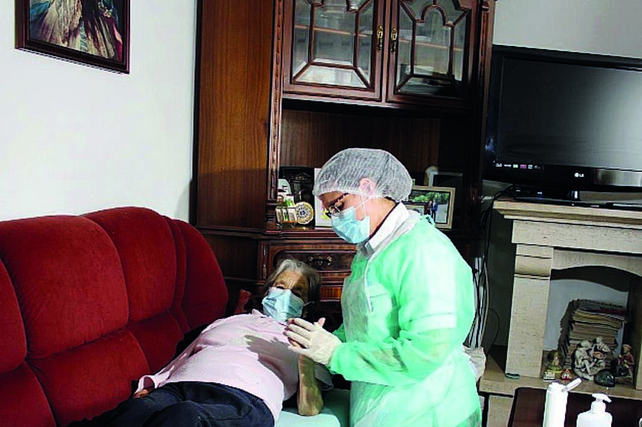 Cristina Brito sujeita pacientes a exercícios de fisioterapia 