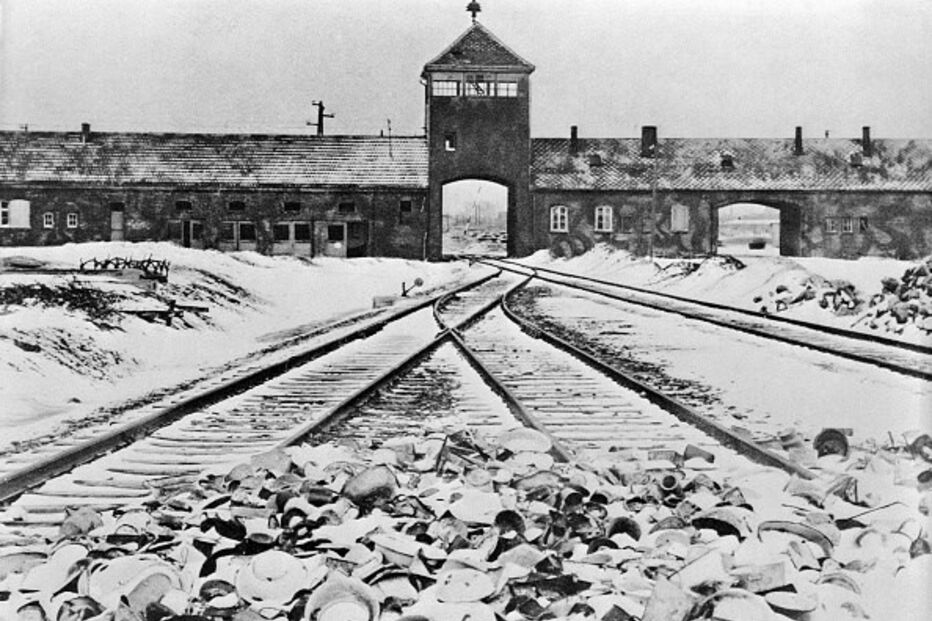 Entrada no campo de concentração alemão de Auschwitz-Birkenau na Polónia