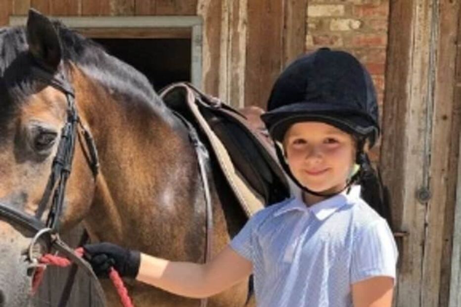 2020-05-08_17_21_54 28004324-8286539-Harper_got_a_7_000_pony_for_her_birthday_in_2018_which_is_stable-a-8_1588661469453.jpg